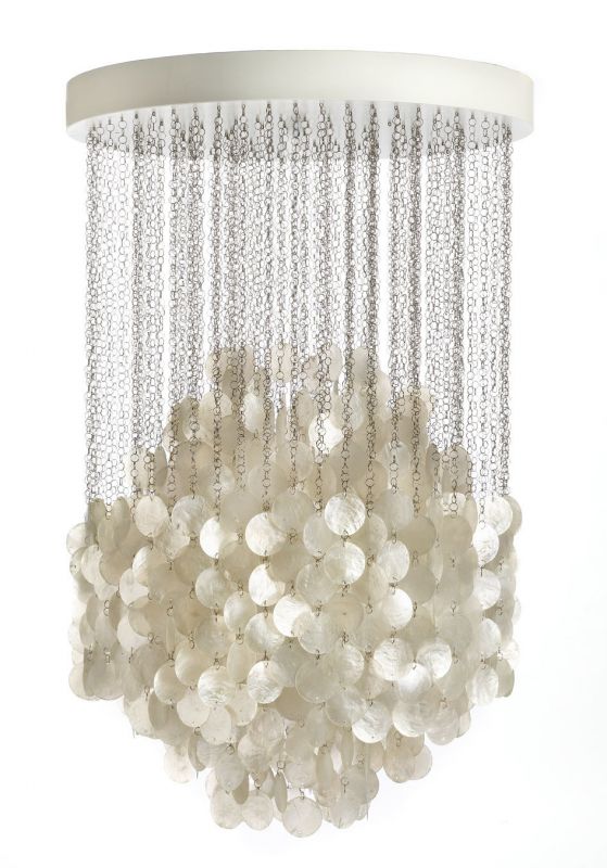 FUN 4DM Pendelleuchte von Verpan: Moderne Hängelampe mit Ketten und Muschelscheiben für stilvolle Beleuchtung.