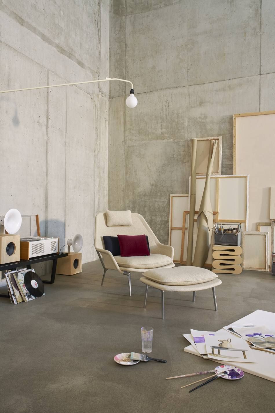 Vitra Slow Chair mit Ottoman im Stoffbezug, bequemer Sessel mit Hocker für entspannte Momente.