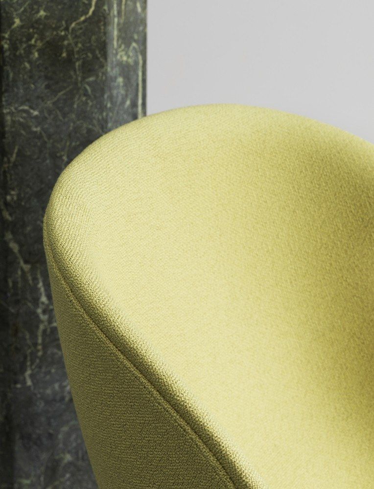 Detailaufnahme: Hellgrüner Hyg Lounge Chair Sessel von Normann Copenhagen mit Drehgestell, hochwertige Stofftextur.