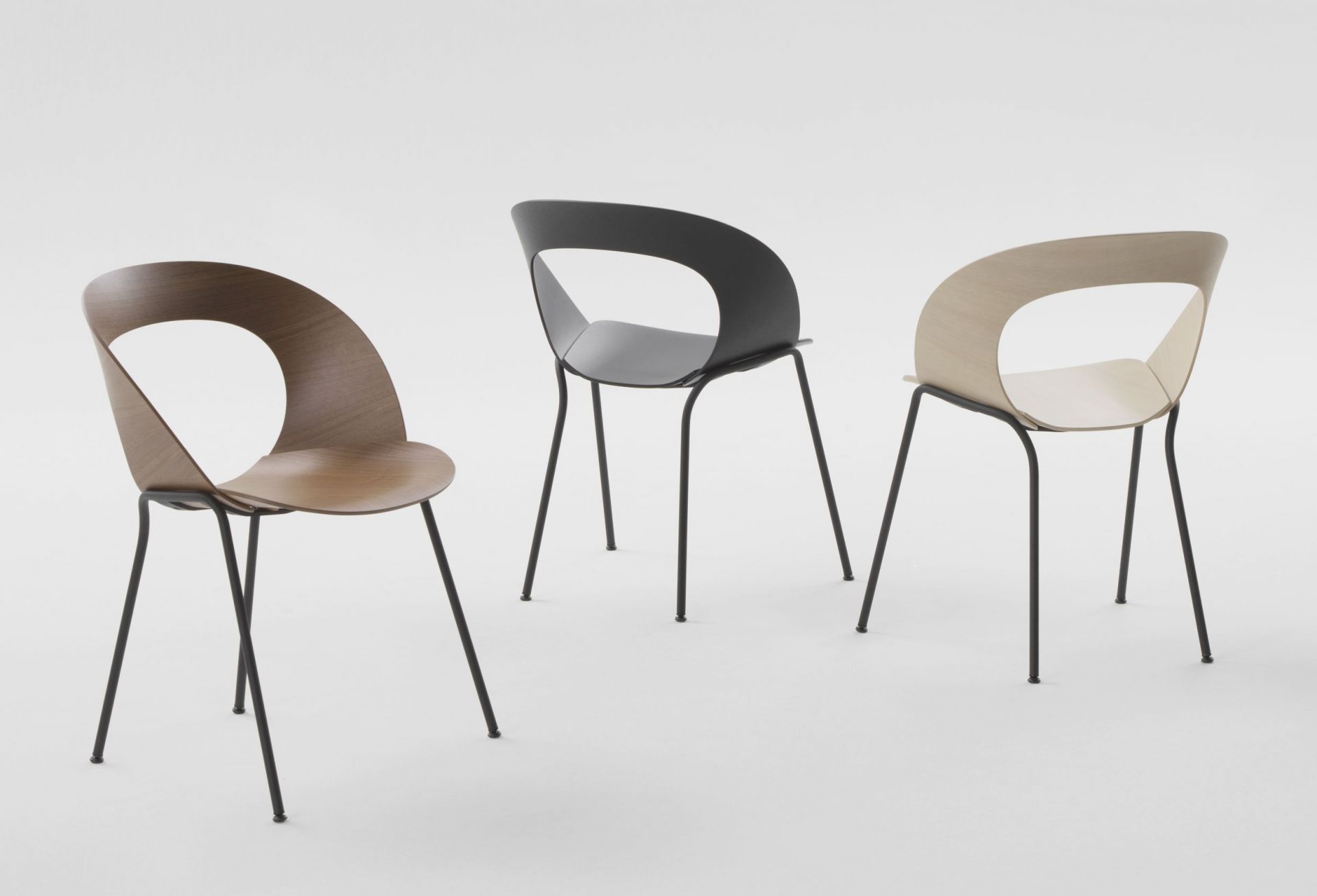 Drei Brunner Mudra Stühle in Holzoptik und Schwarz, modernes Design mit filigranem Stahlgestell.