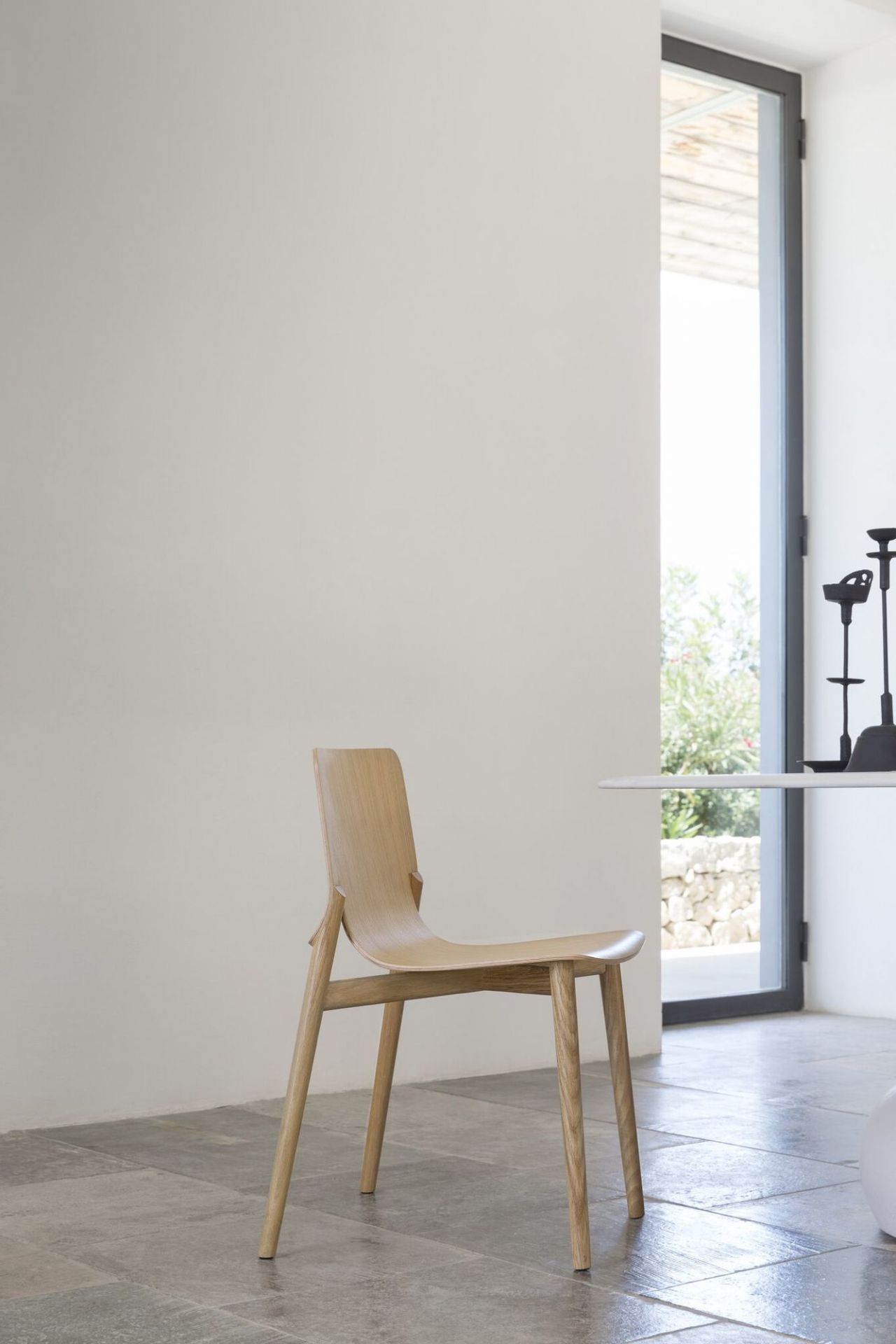 Kayak Holzstuhl: Heller Holzstuhl mit minimalistischem Design im modernen Interieur. Esszimmerstuhl aus Holz.