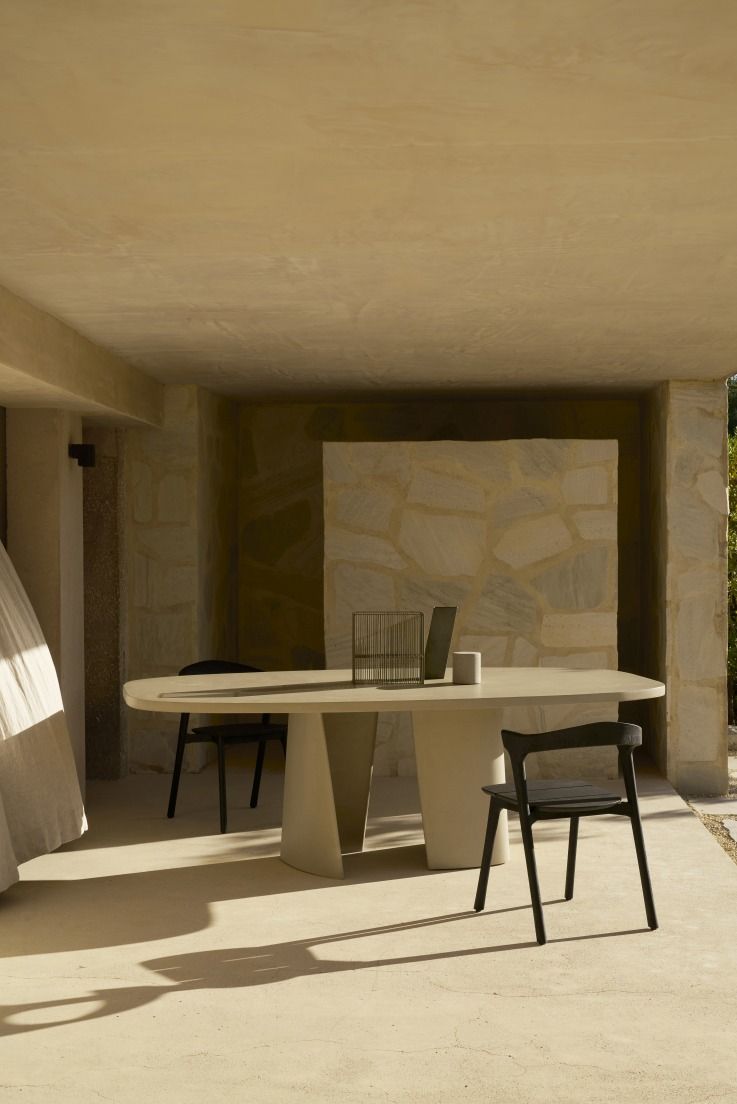 Canyon Outdoor Esstisch von Ethnicraft aus Beton mit Stühlen und Dekoration im Außenbereich.