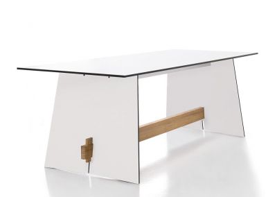 Conmoto Tension Outdoor Tisch, rechteckig, weiße Tischplatte mit Wangen und Holzverbindungselementen, modernes Gartendesign.