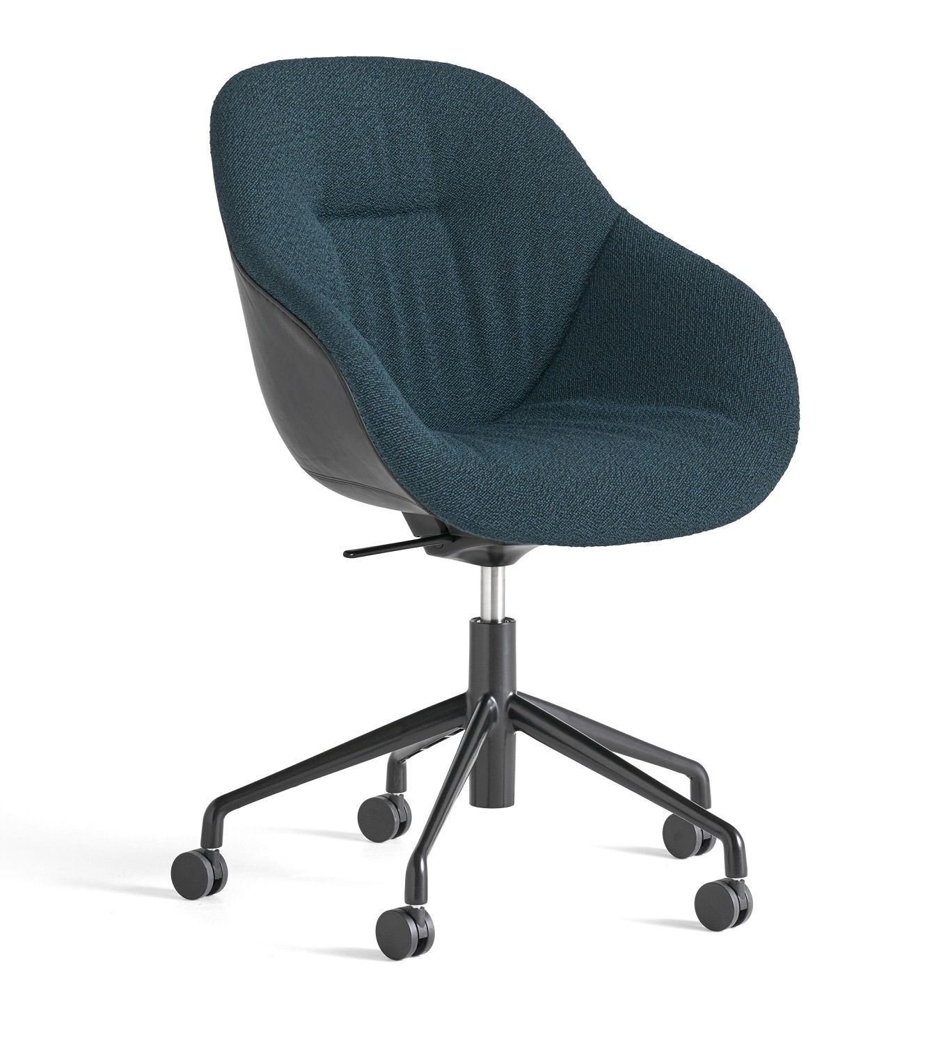 Blauer About a Chair AAC155 Soft Duo Stuhl von Hay mit schwarzem Drehfuß und Rollen.