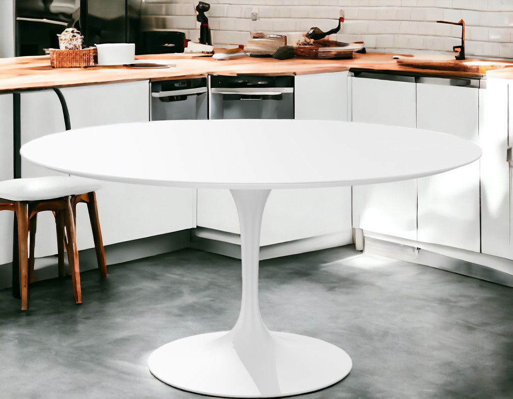 Weißer, runder Saarinen Esstisch von Knoll International mit Mittelfuß in moderner Küche.