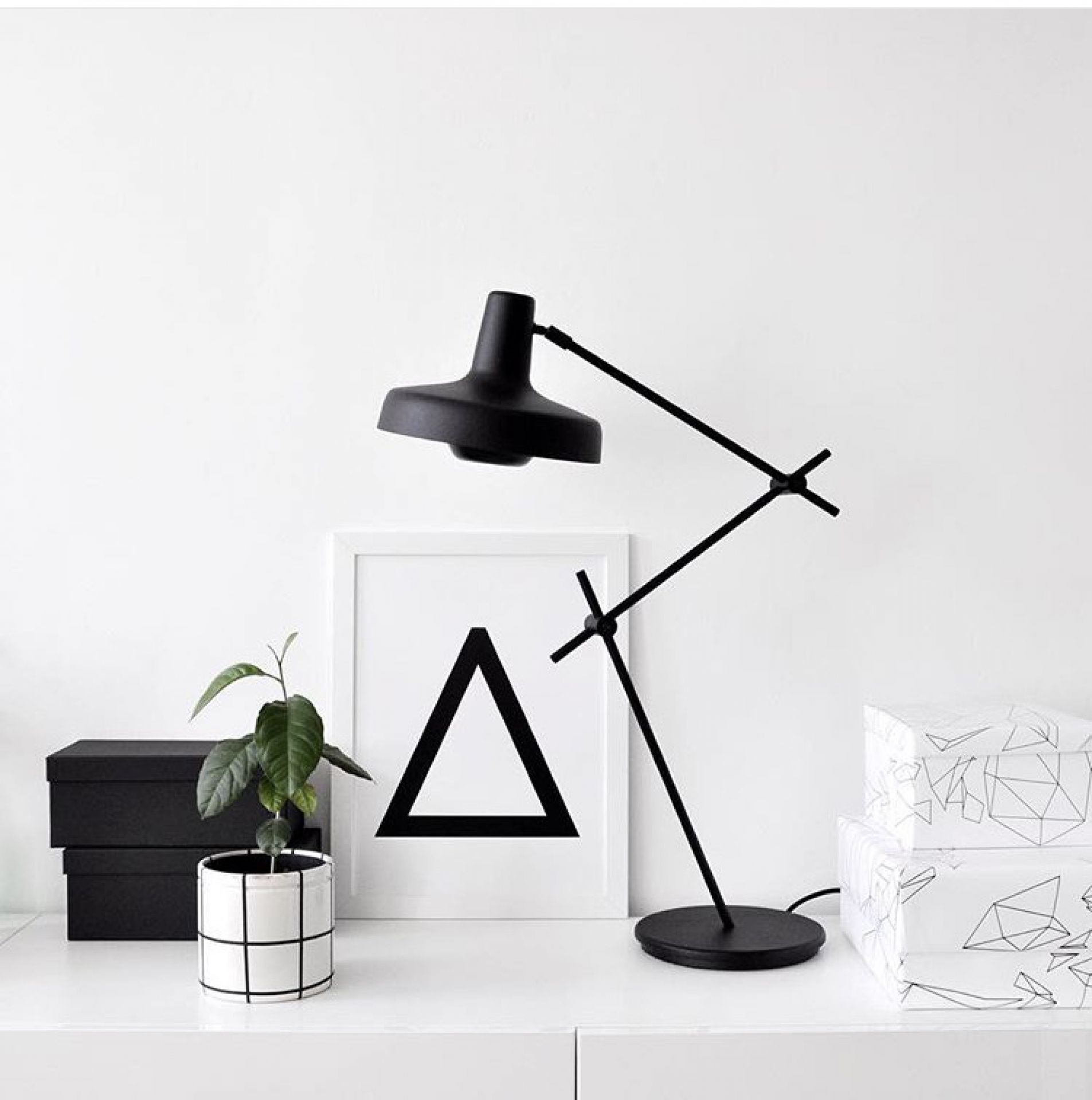 Schwarze Arigato Tischleuchte von Grupa, moderne Schreibtischlampe für Büro und Wohnzimmer.