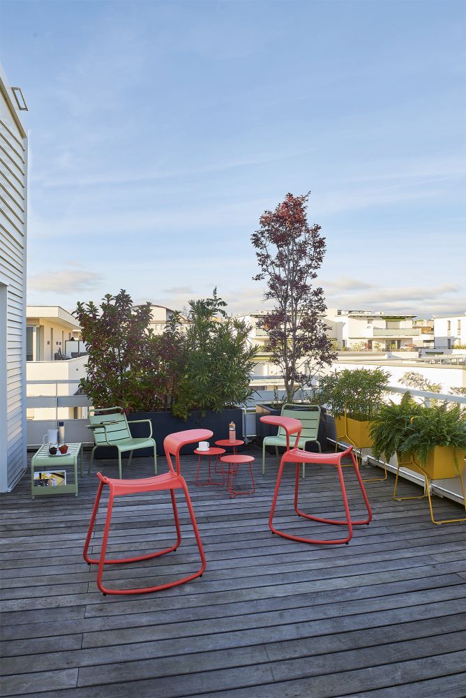 Adadesk Beistelltisch und Fermob Outdoor Möbel auf einer Dachterrasse mit Holzdeck.