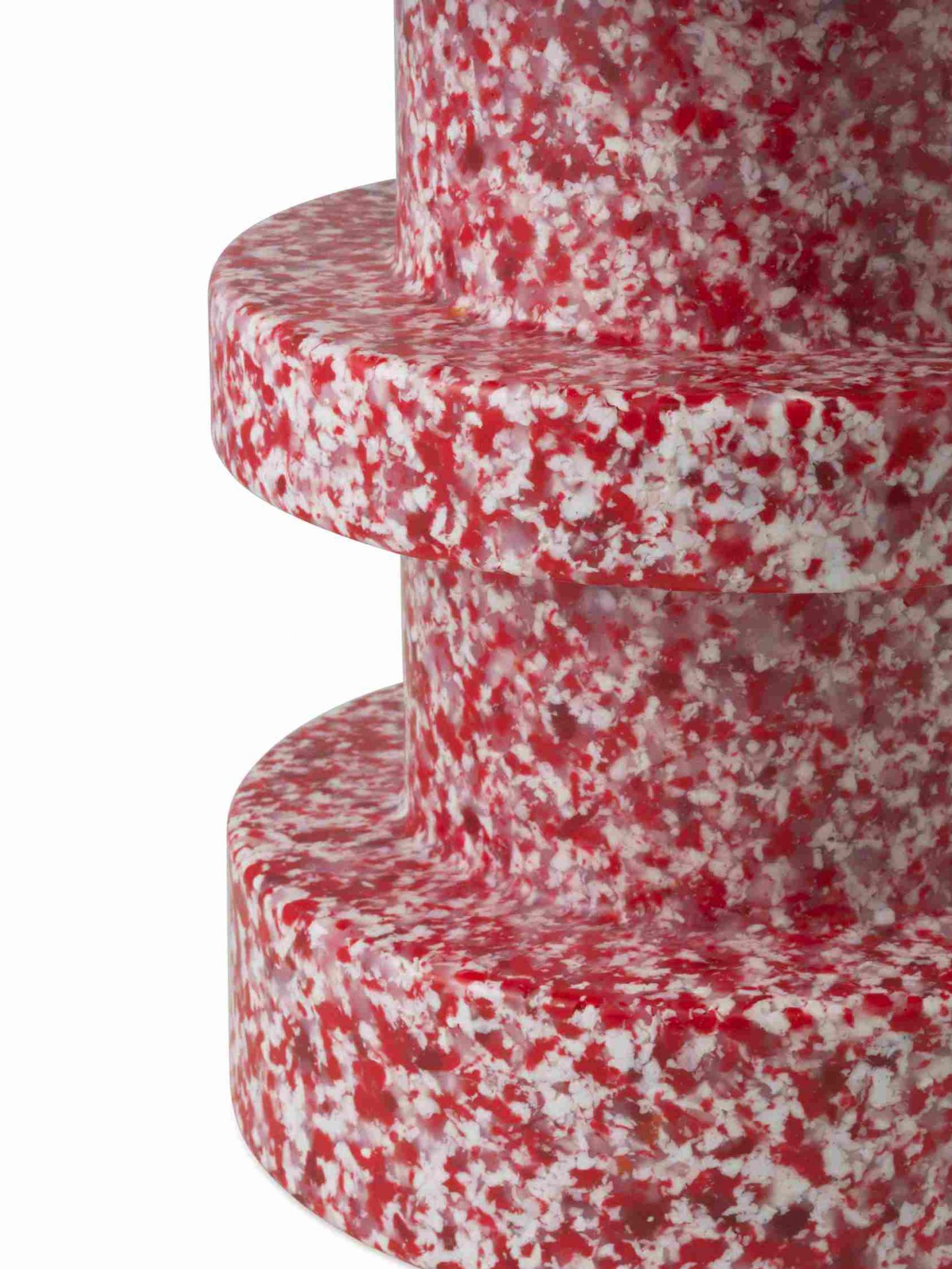 Detailaufnahme des roten und weißen Bit Stool Hockers von Normann Copenhagen, moderner Kunststoffhocker.