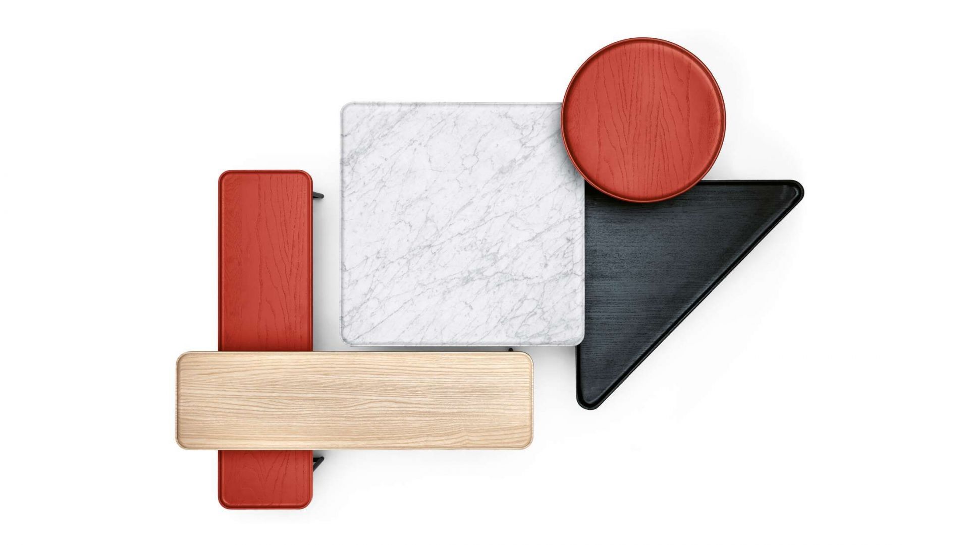 Cassina 381 Torei Tisch mit Marmorplatte, Holztablett und farbigen geometrischen Formen von oben.