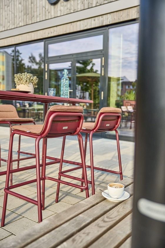 Weishäupl Vapio Barstool Barhocker Outdoor in Rotbraun, moderne Sitzgelegenheit für Garten, Terrasse oder Balkon.