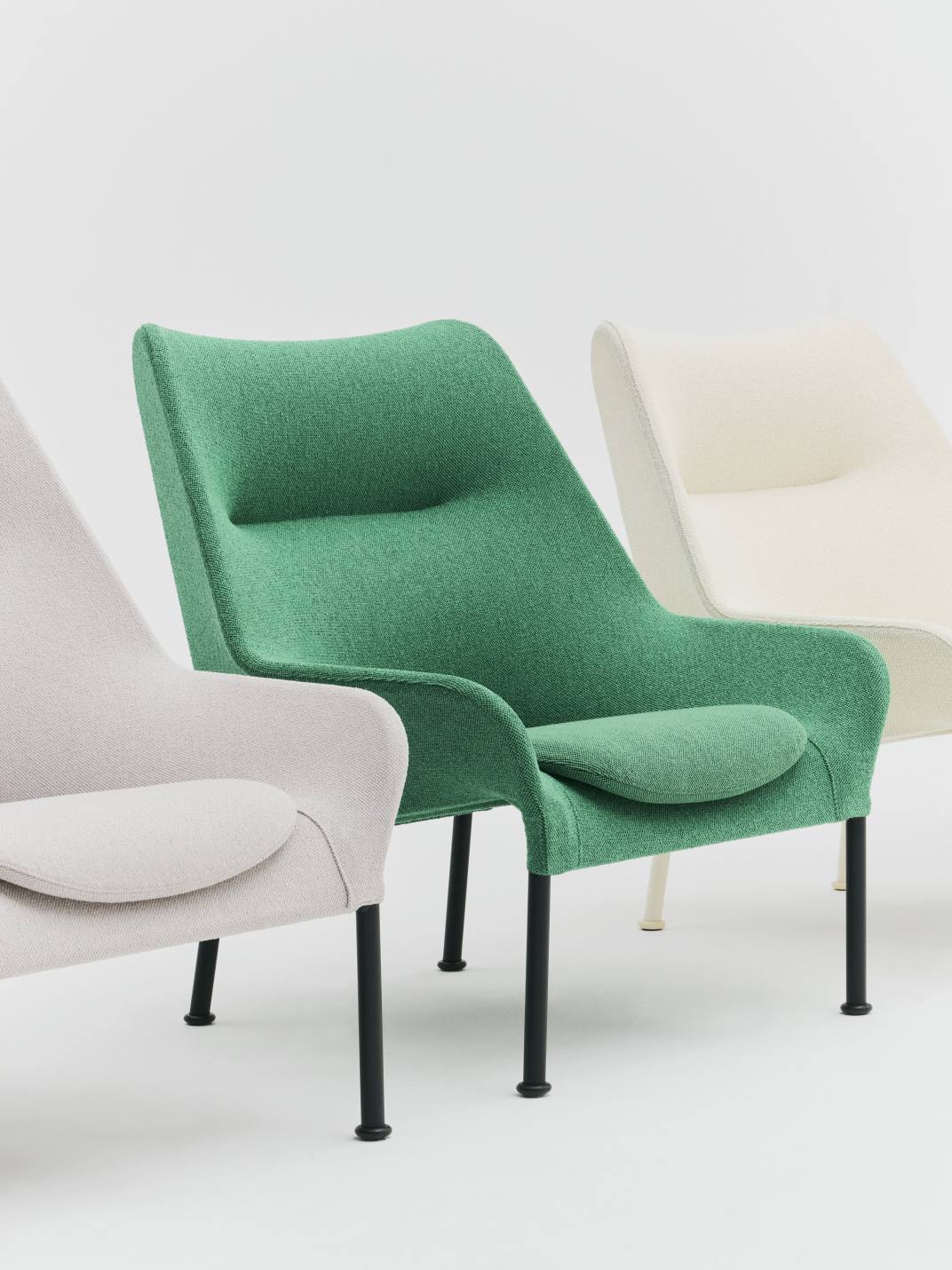 Hay Sessel 02 Lounge Chair in Grün, Beige und Weiß vor neutralem Hintergrund.