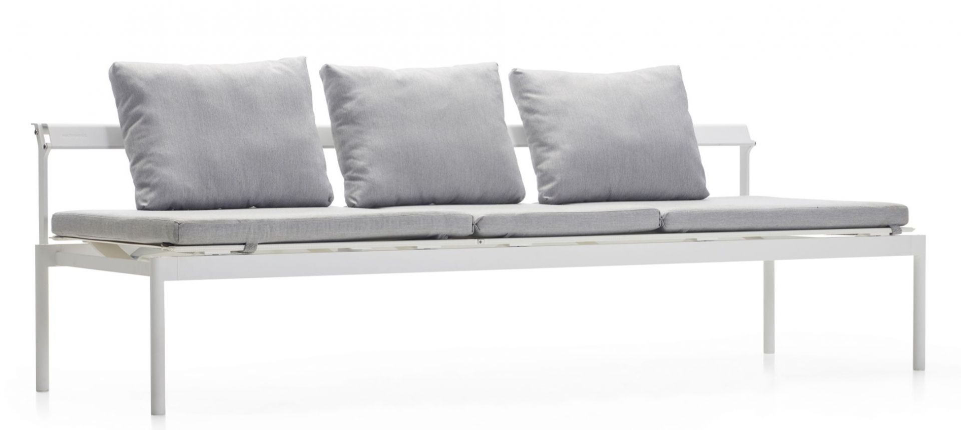 Sol + Luna Outdoor Sofa-Sonnenliege von Extremis mit weißem Rahmen und drei grauen Kissen.