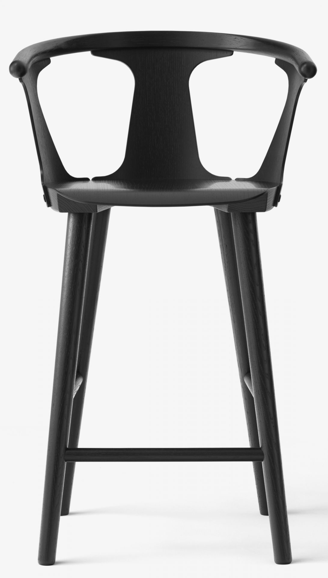AndTradition In Between Barhocker SK7 aus geräucherter Eiche, minimalistisches Design mit Rückenlehne und Fußstütze.