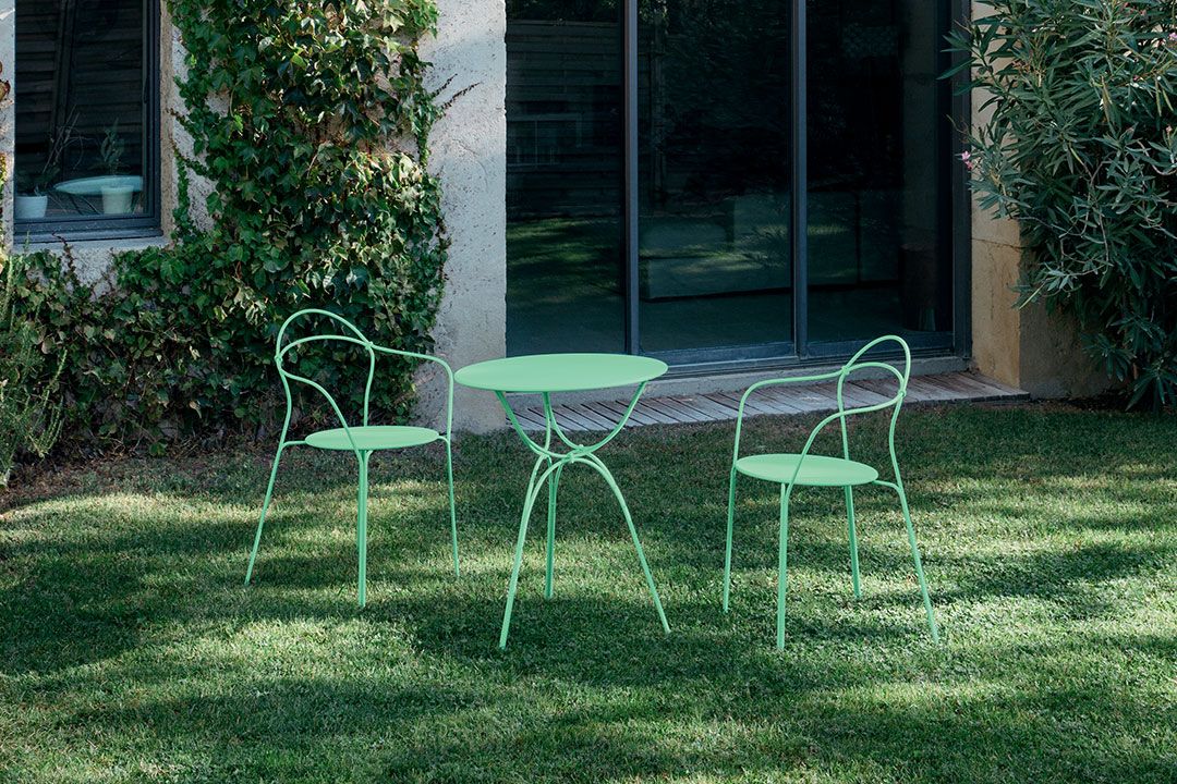 Airloop Bridge Sessel von Fermob: Zwei grüne Outdoor-Sessel und ein Tisch im Garten.
