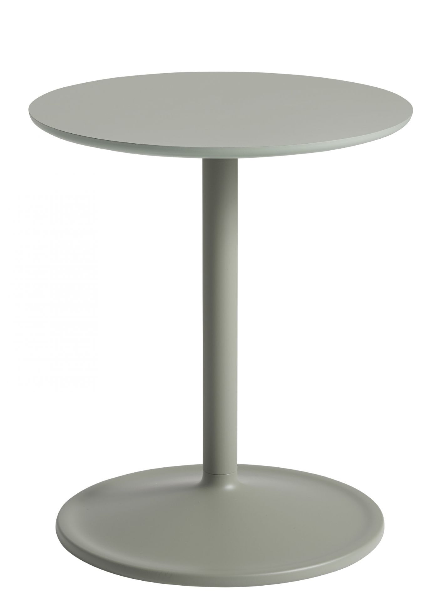 Muuto Soft Side Table Beistelltisch in sanftem Grau mit runder Tischplatte und Fuß für Wohnzimmer.