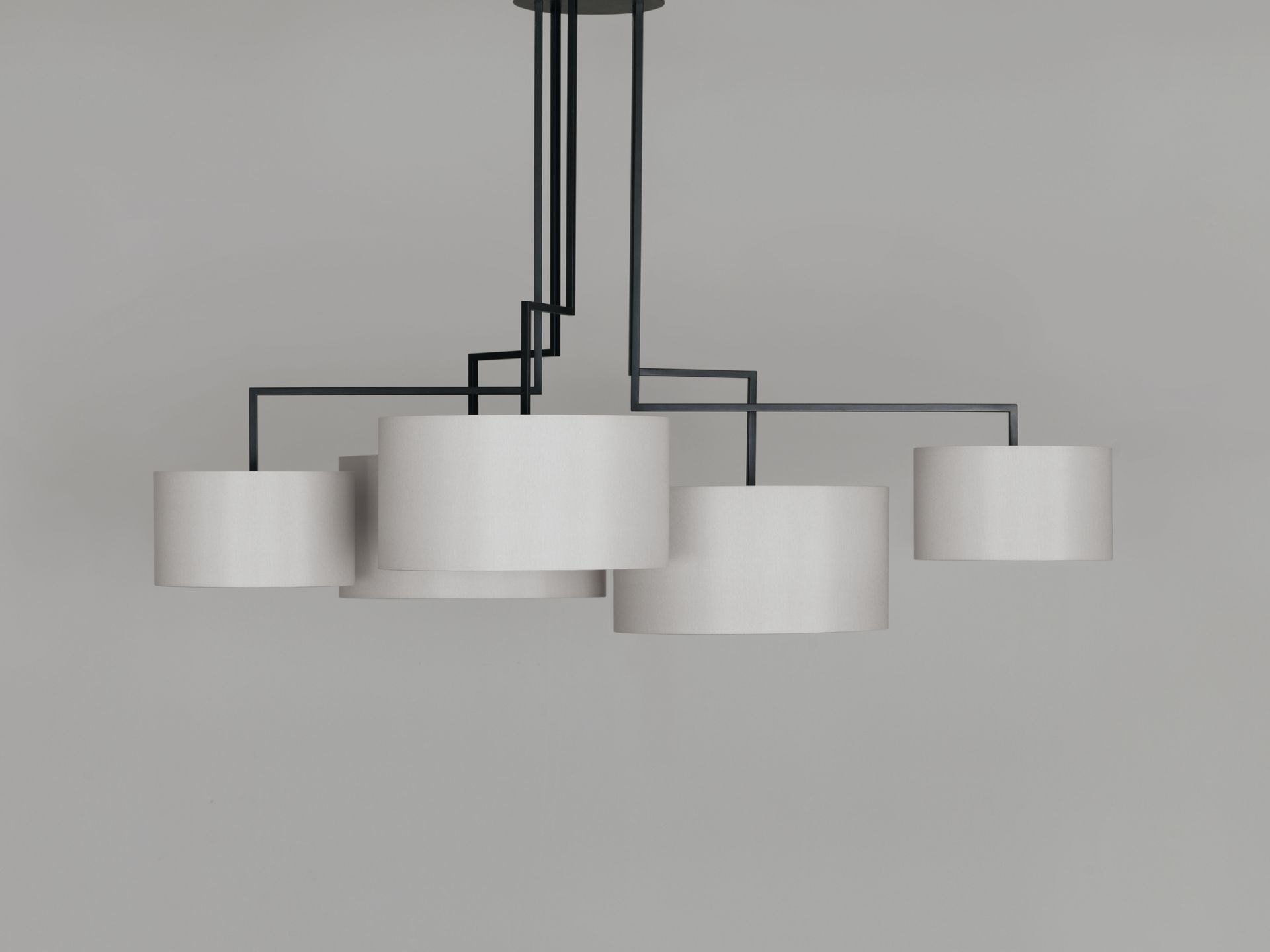 Noon 5 LED Leuchte in Schwarz mit fünf zylindrischen Lampenschirmen und modernem Design.