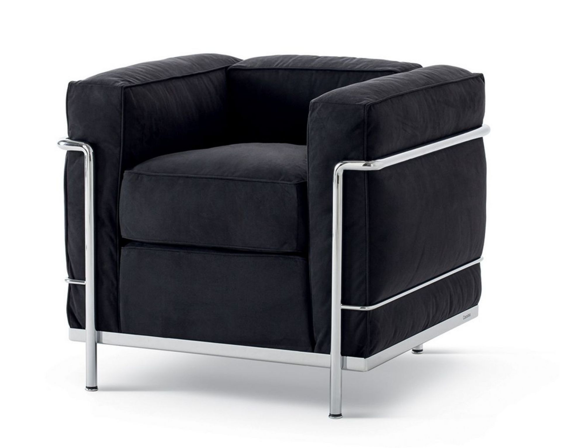 Schwarzer Cassina Sessel "Grand Confort Petit Modèle" mit verchromtem Stahlrohrgestell, Frontansicht. Designklassiker für Wohnzimmer und Büro.