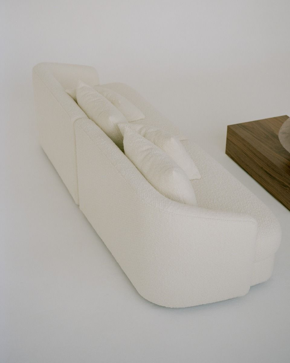 Beige Covent Residential Sofa von New Works mit Textur und Kissen, Seitenansicht.