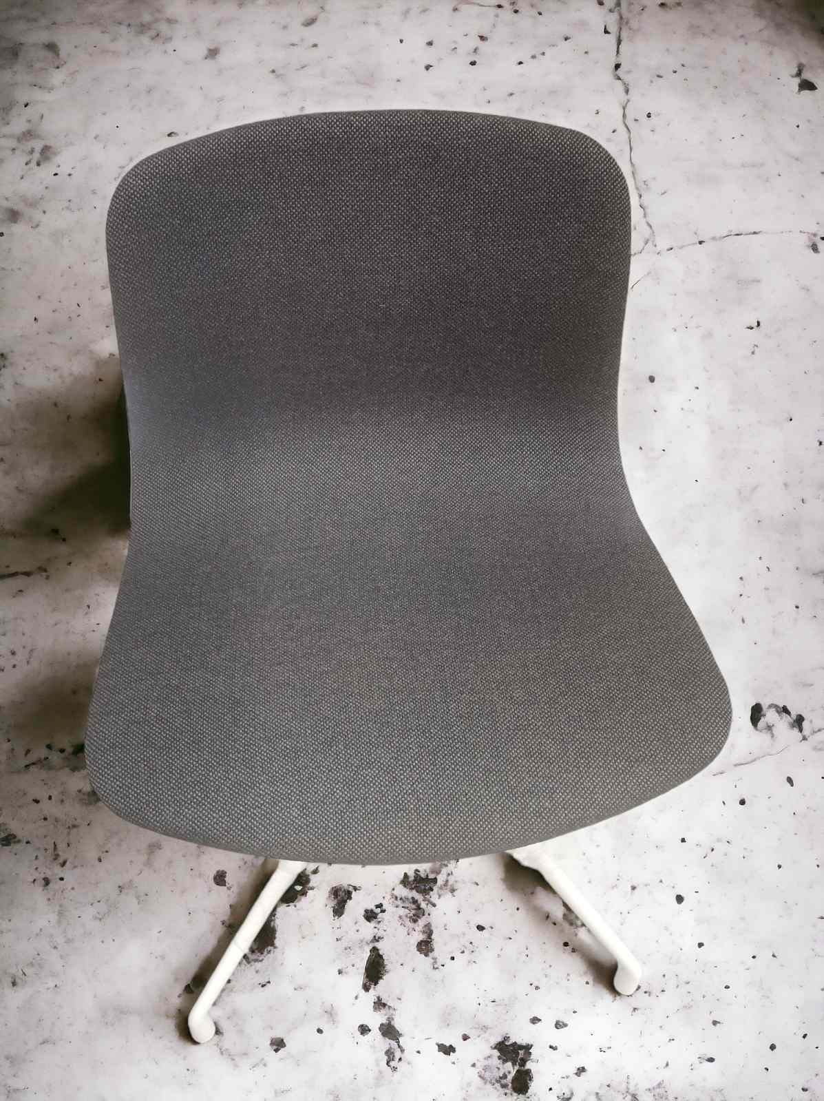 Grauer About a Chair AAC 11 Stuhl mit Vollpolster und weißem Drehfuß.