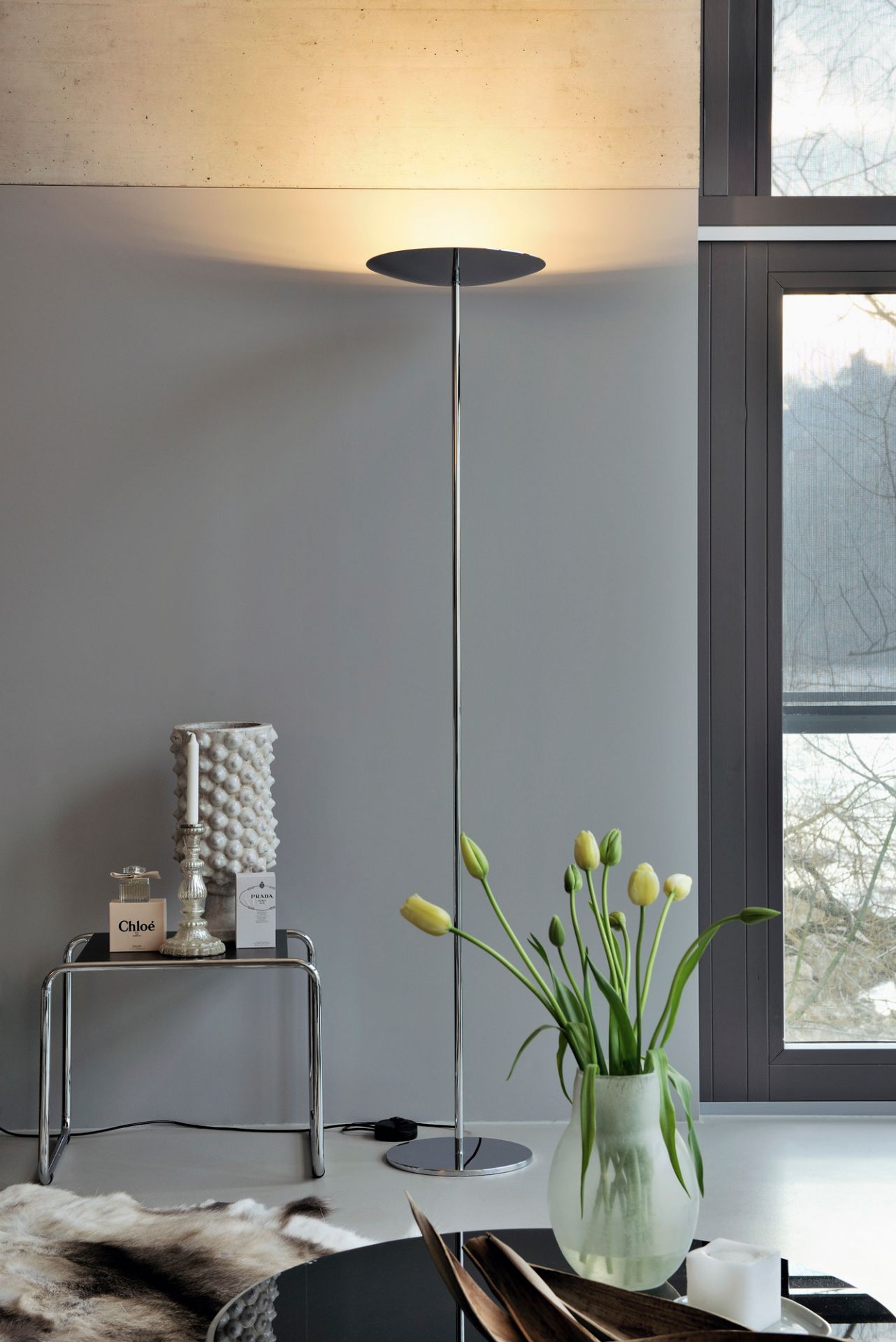 Moderne Belux Stehleuchte mit LED-Licht, chromfarbenem Gestell und rundem Lampenschirm im stilvollen Wohnzimmer.