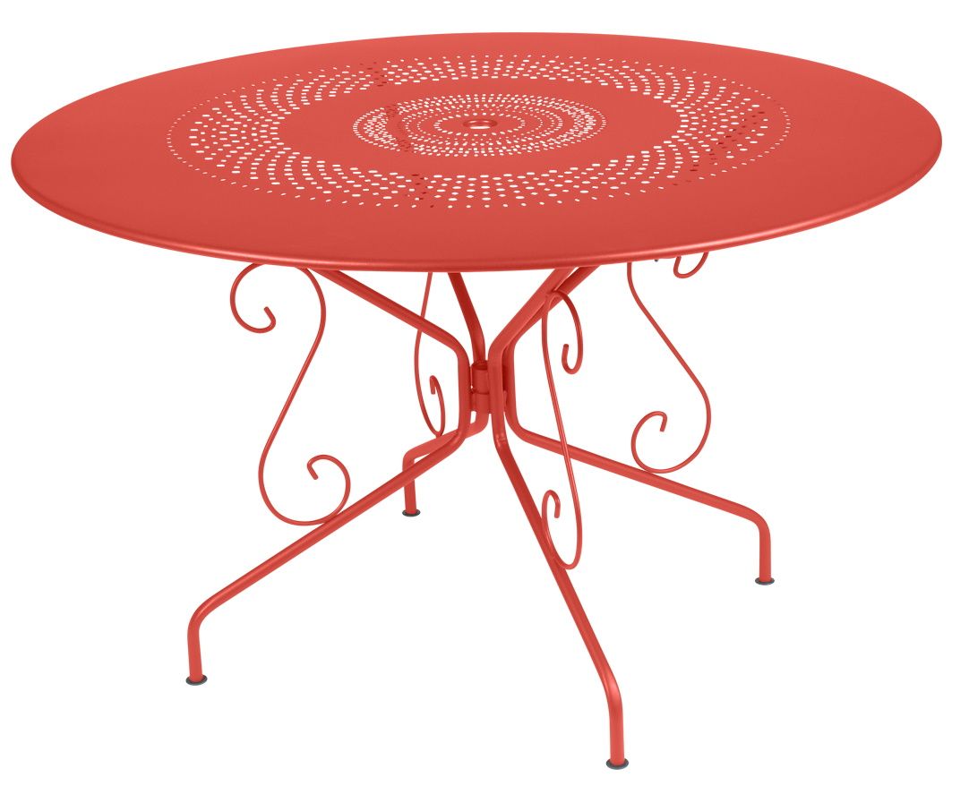 Roter Montmartre Gartentisch von Fermob, runder Outdoor Tisch aus Metall mit filigranem Lochmuster.