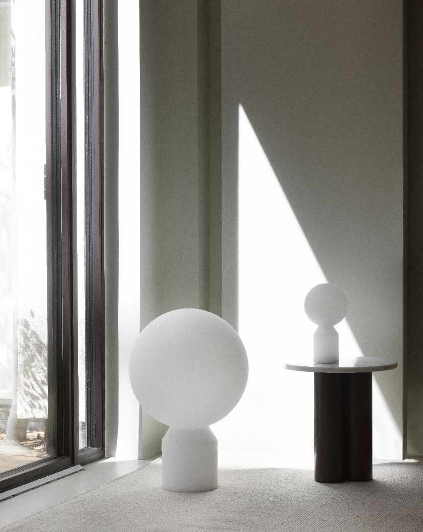 Weiße Yo Lamp Large Tischleuchte von Normann Copenhagen als Akzent im modernen Wohnraum.