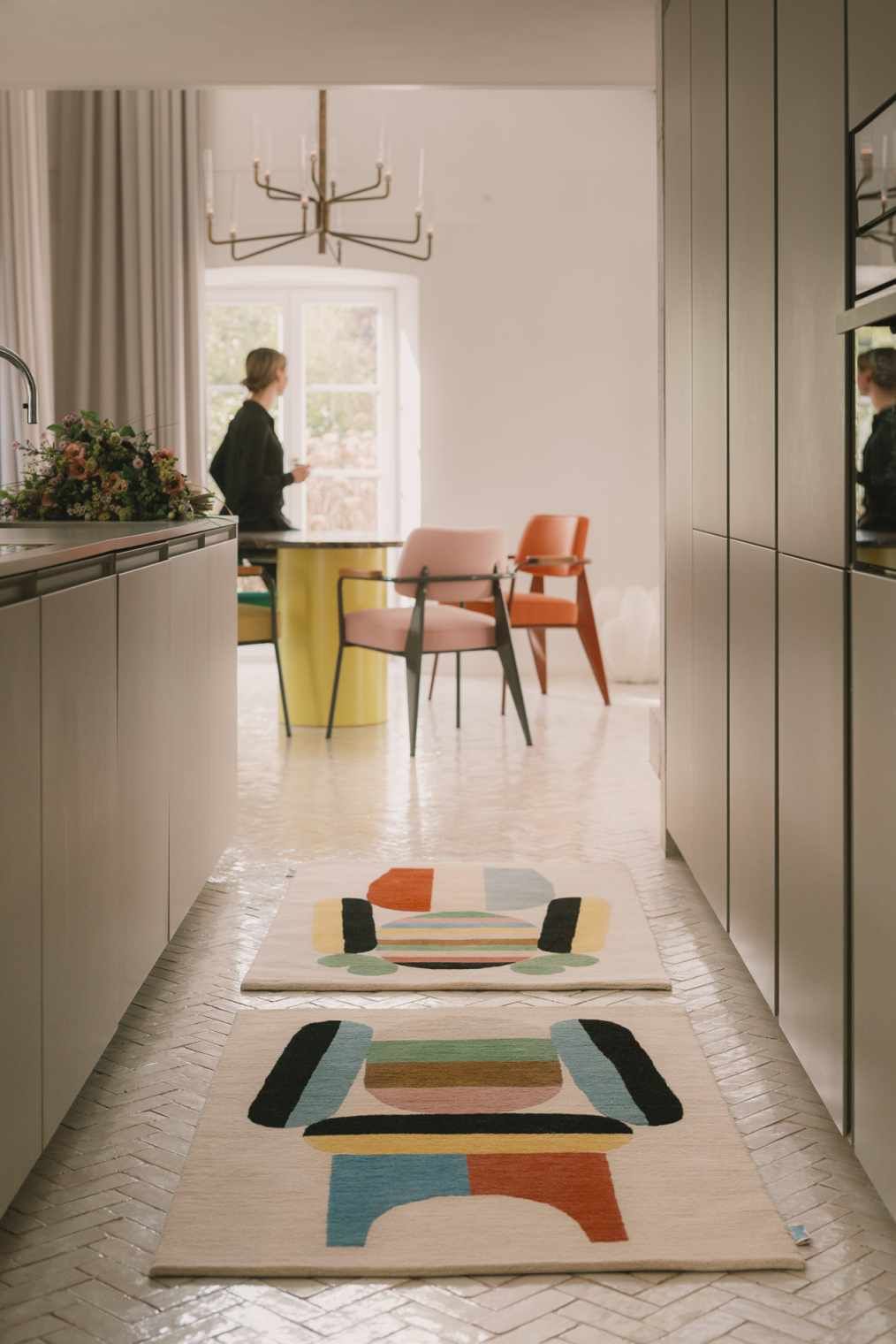 Bela Teppich: Zwei moderne Designerteppiche mit geometrischen Mustern in einer stilvollen Küche.