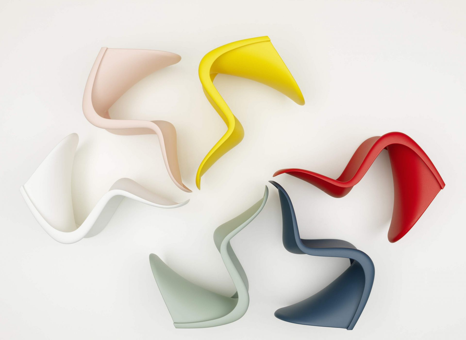 Ansicht von oben: Mehrere Panton Junior Stühle in verschiedenen Farben. Designklassiker für Kinder.