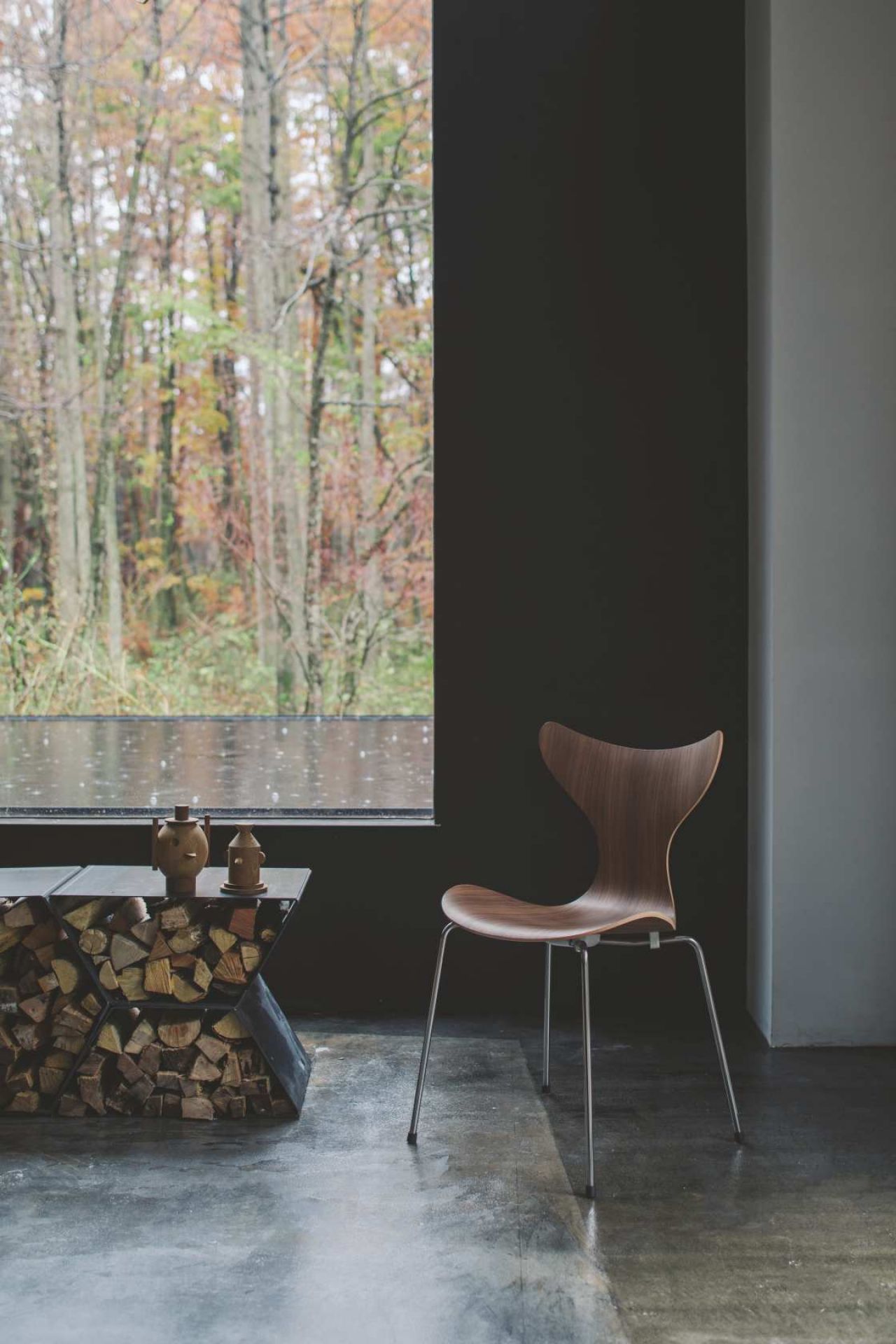 Lily Stuhl von Fritz Hansen, Modell 3108, in Walnuss mit Stahlbeinen vor Fenster.