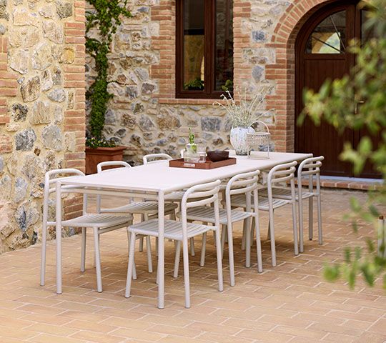 Rechteckiger Bliss Esstisch in Sand mit passenden Stühlen für den Außenbereich. Cane-Line Outdoor Möbel.