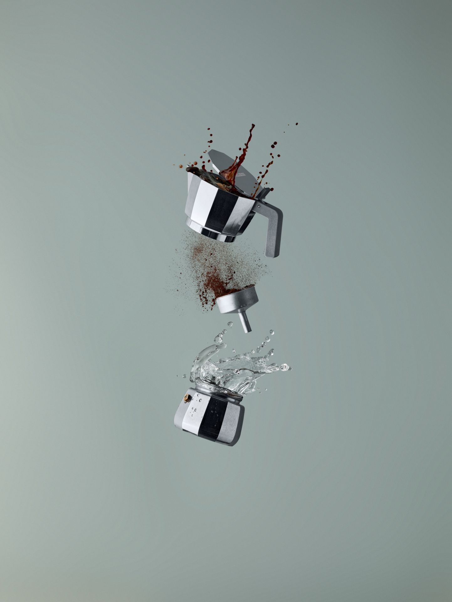 Schwebender Alessi Espressokocher DC06: Kaffee, Kaffeepulver und Wasser spritzen aus den Einzelteilen der Moka Kanne.