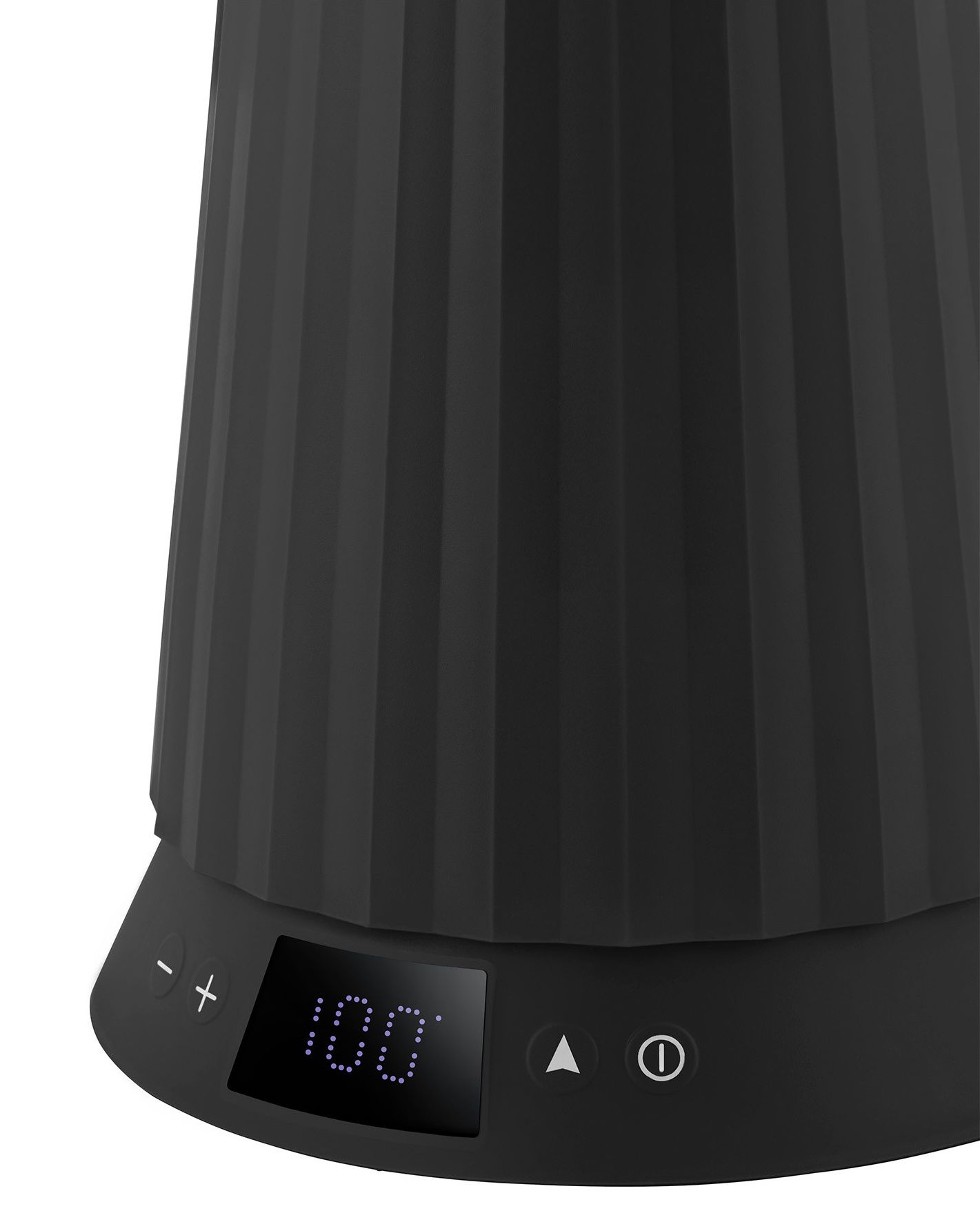 Nahaufnahme des schwarzen Alessi Plissé Wasserkochers mit digitaler Temperaturanzeige und Temperaturregelung.