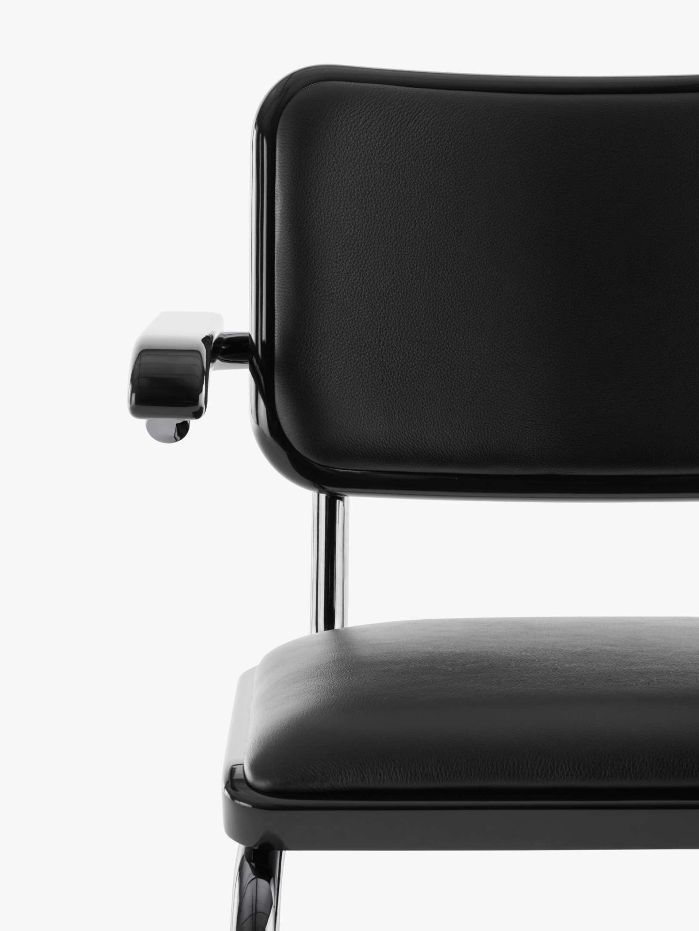 Detailaufnahme des JS. Thonet S 64 P Freischwinger Stuhls mit schwarzem Leder und verchromtem Stahlrohr.