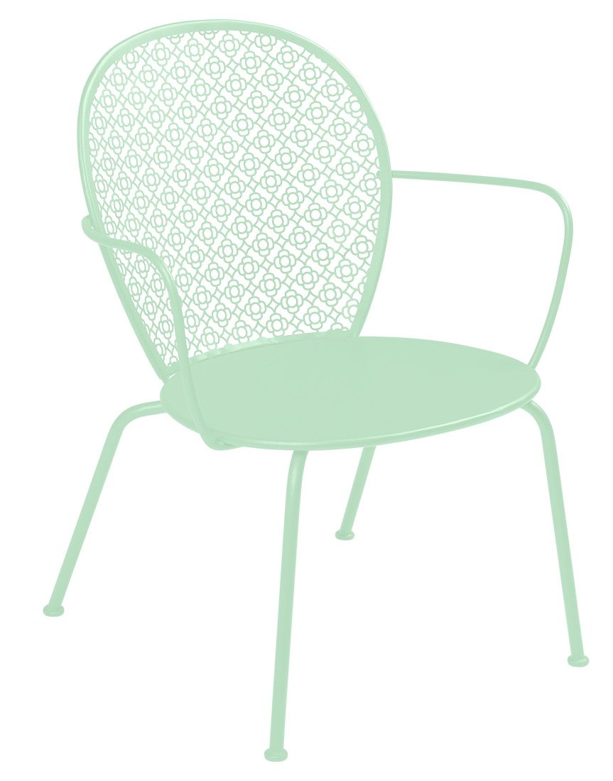 Lorette Sessel von Fermob in Mintgrün: Moderner Outdoor-Sessel aus Metall mit filigranem Blumenmuster.