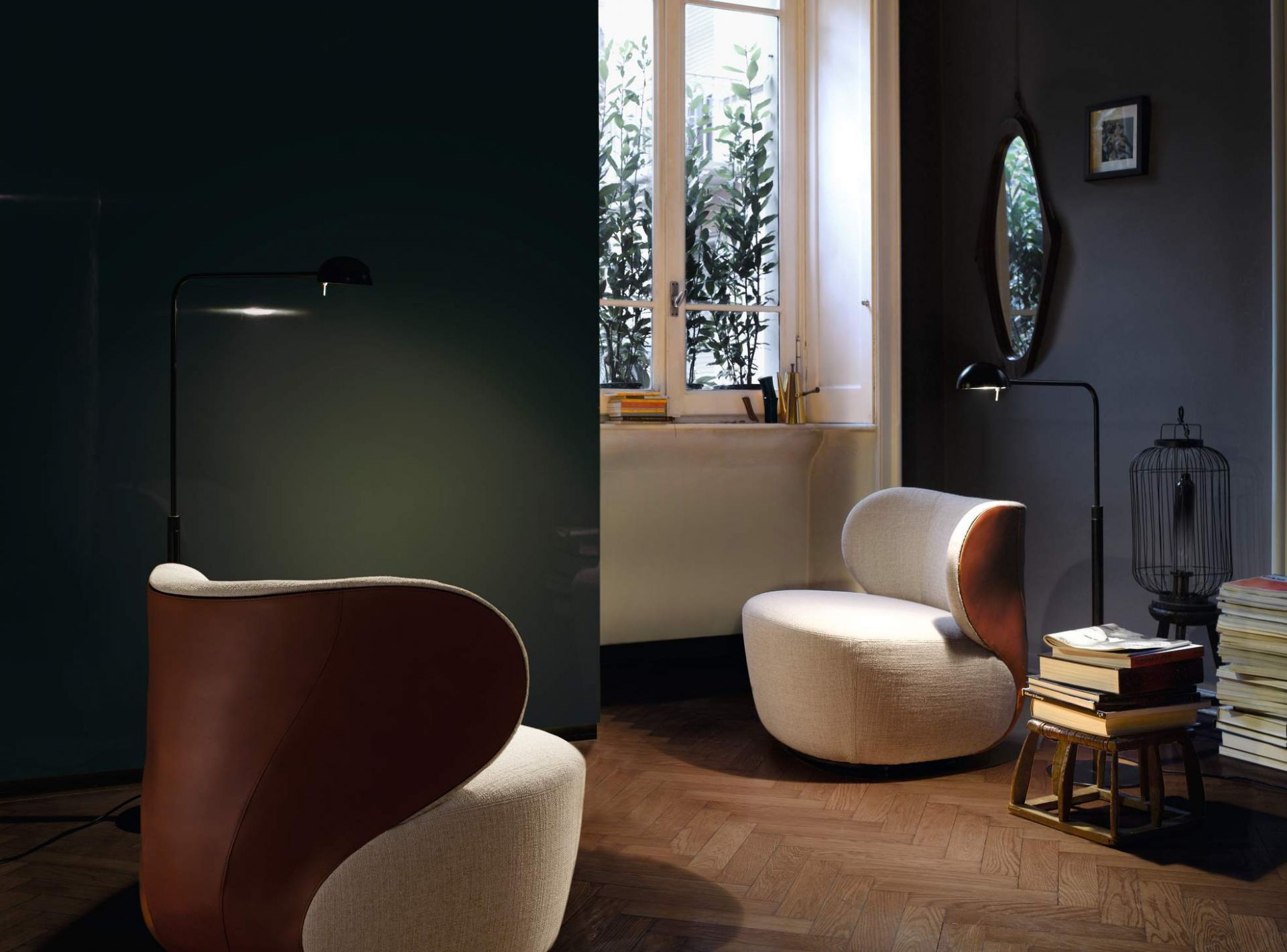Bao Sessel von Walter Knoll in hellem Stoff und braunem Leder in stilvollem Ambiente.