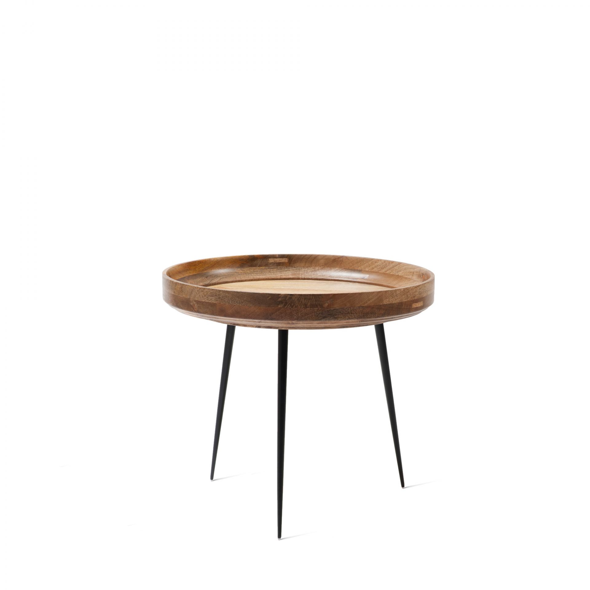 Bowl Table aus Mangoholz mit schwarzen Metallbeinen auf weißem Hintergrund.