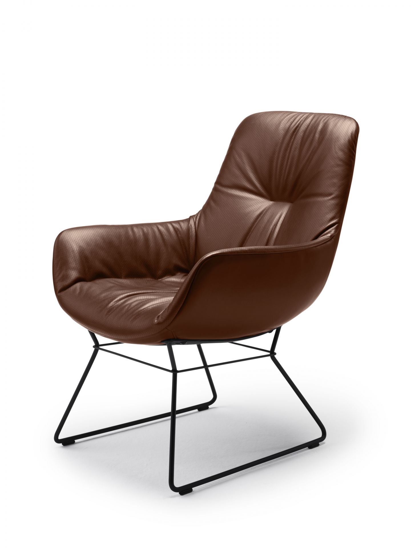Brauner Leya Loungesessel von Freifrau Manufaktur mit schwarzem Metallgestell auf weißem Hintergrund.