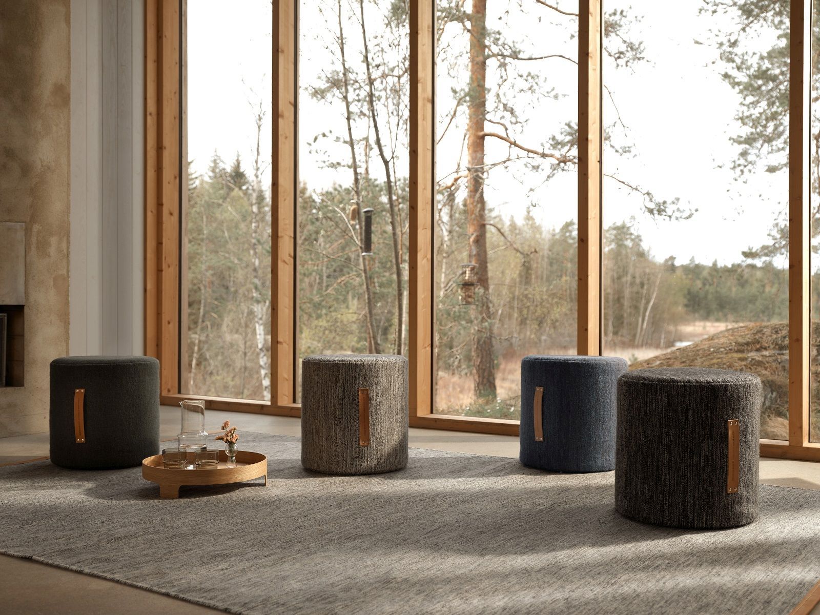 Björk Hocker hoch von Design House Stockholm in Dunkelgrau, Wollhocker mit Ledergriff.