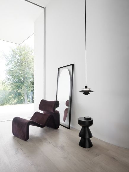 PH 5 Mini Pendelleuchte von Louis Poulsen in Pale Pewter über einem minimalistischen Beistelltisch.