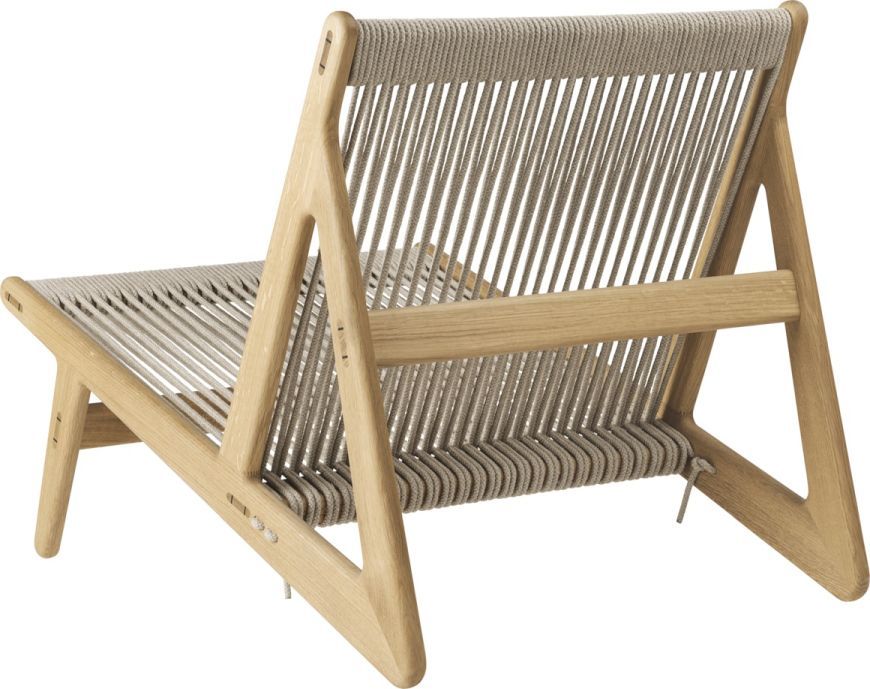 MR01 Initial Chair Sessel von Gubi, Holzrahmen mit geflochtener Sitzfläche und Rückenlehne, modernes Design.
