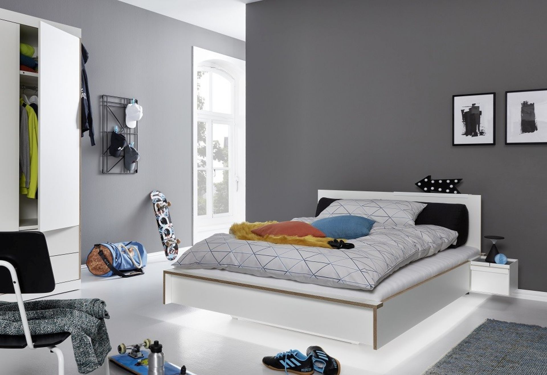 Modernes Flai Einzelbett von Müller Möbelwerkstätten in Weiß mit indirekter Beleuchtung im Jugendzimmer.