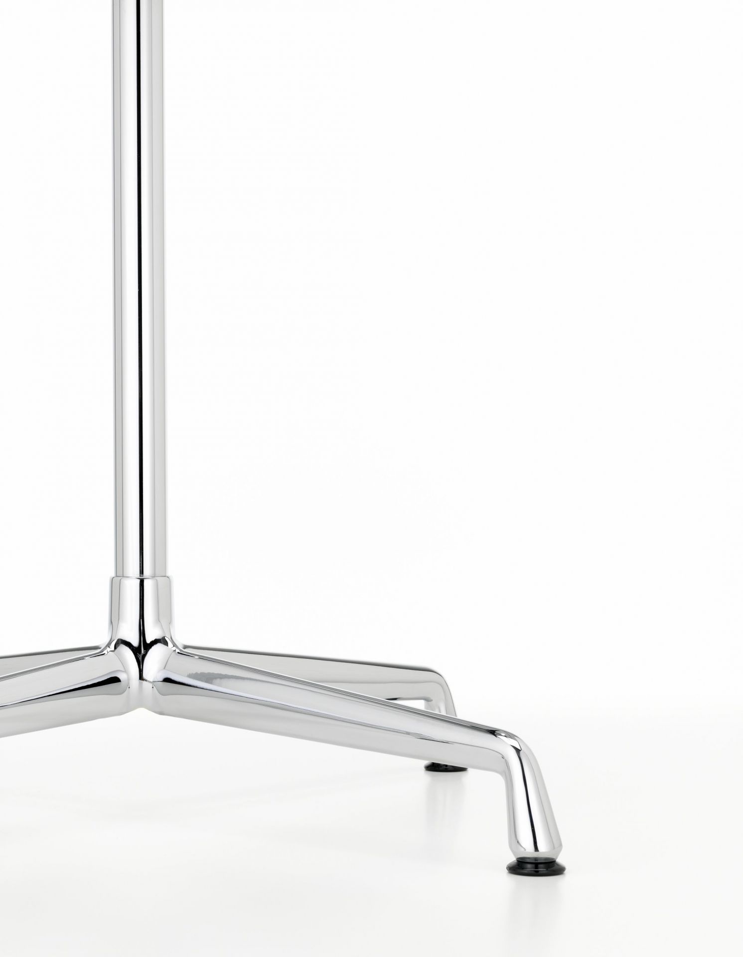 Detailaufnahme des verchromten Fußgestells vom runden Eames Contract Table Tisch von Vitra.