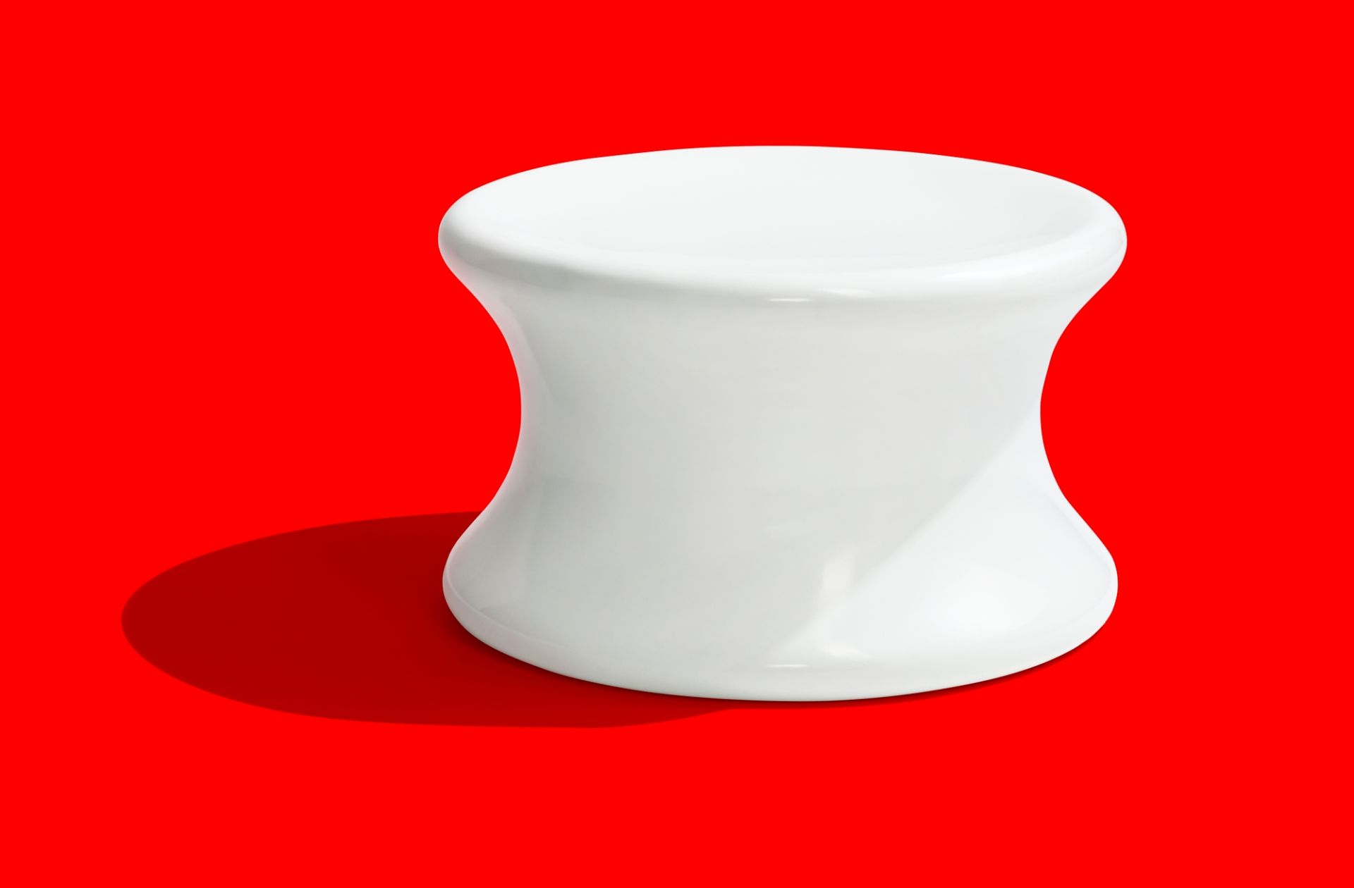 Weißer Mushroom Hocker von Eero Aarnio Originals auf rotem Hintergrund. Design Hocker für Wohnzimmer.