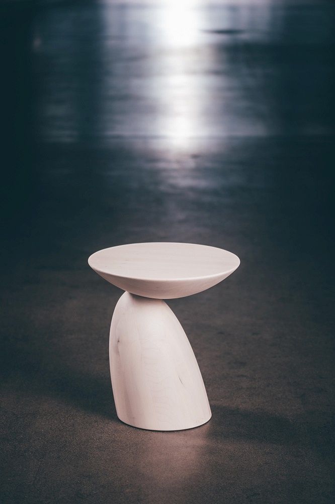 Nahaufnahme des Wooden Parabel Table Holztisches, ein Design von Eero Aarnio Originals, aus hellem Holz.
