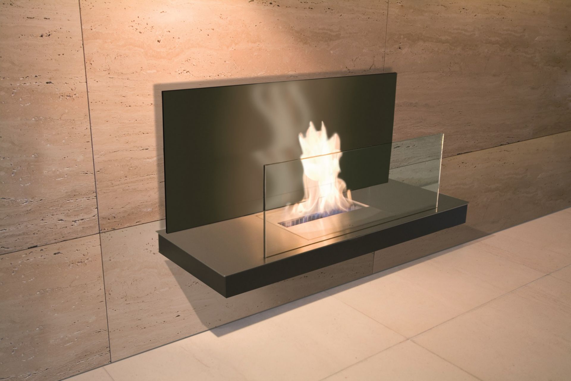 Wall Flame 2 Ethanol Kamin Radius an beiger Wand mit Flamme und Glasscheibe als Windschutz.