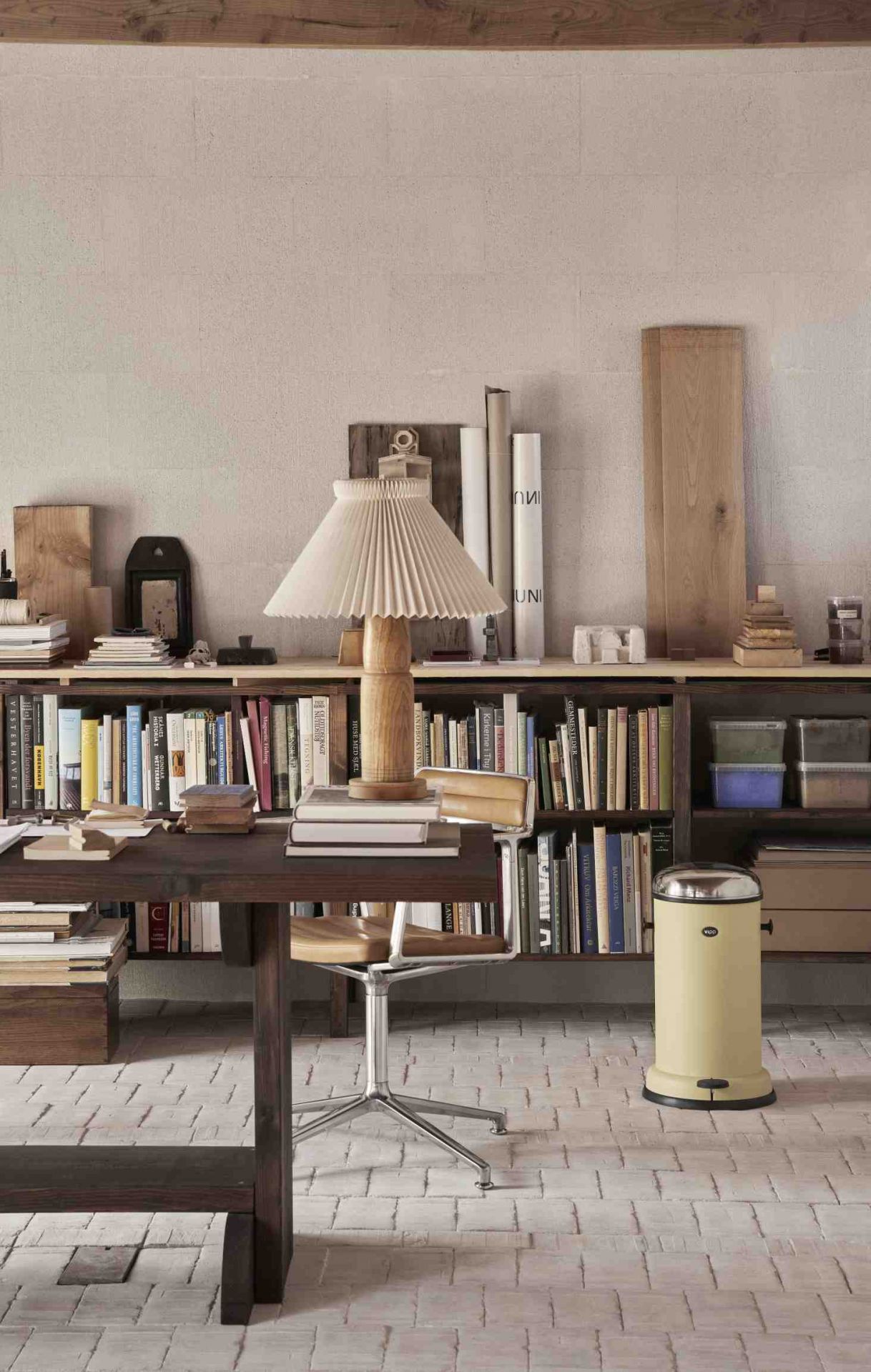 Marie´s Yellow Vipp Treteimer Limited Edition in einem Arbeitszimmer mit Bücherregal und Schreibtisch.