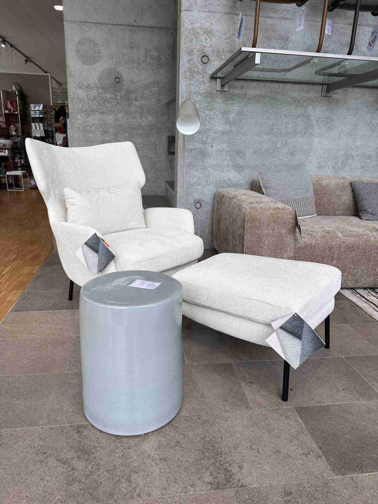 Seatrelax Sessel mit Ottoman in Weiß und grauem Beistelltisch für Wohnzimmer-Interieur.