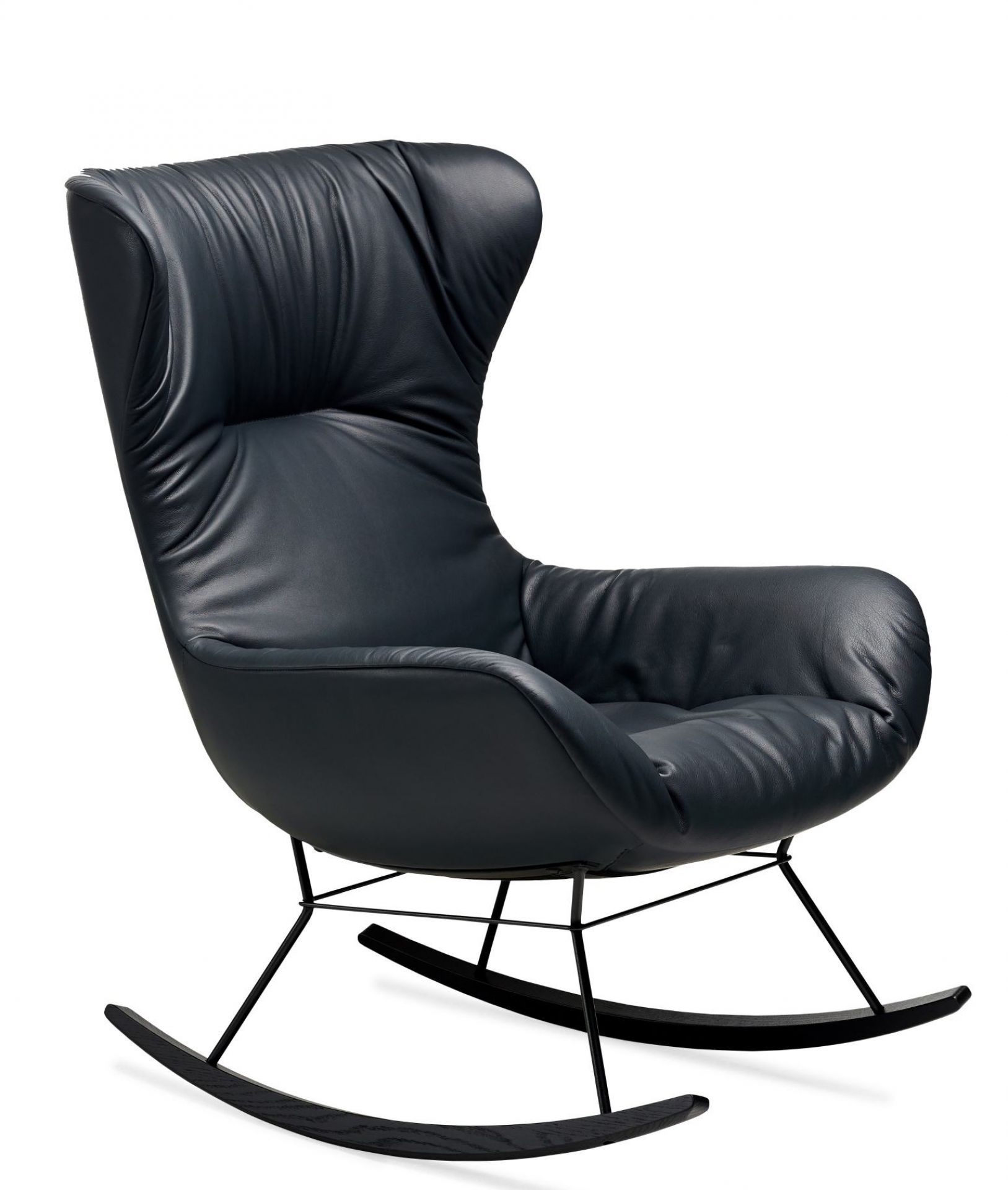Leya Wingback Schaukelstuhl von Freifrau Manufaktur, dunkelblaues Leder, modernes Design mit Kufen aus dunklem Holz.
