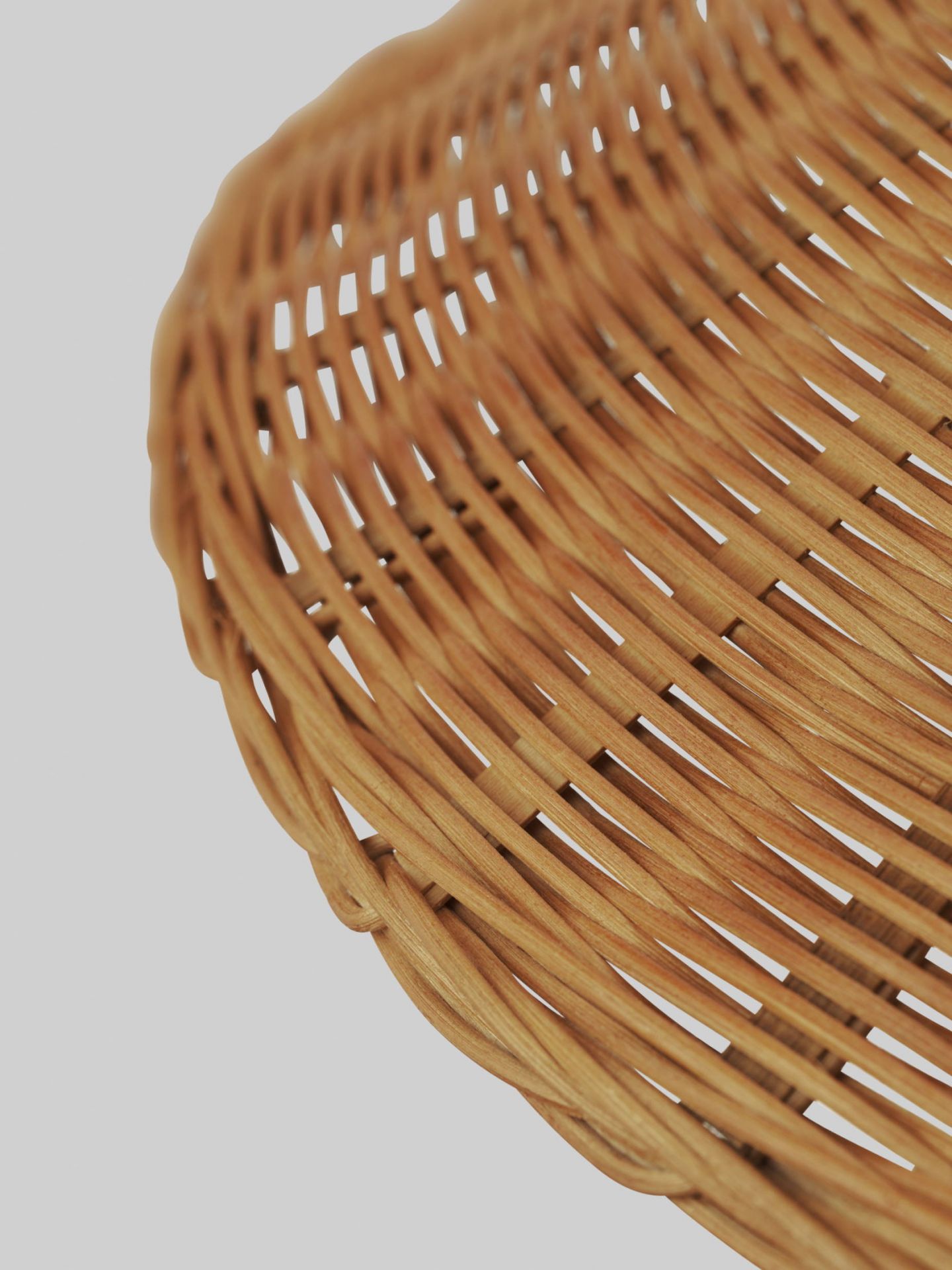 Detailaufnahme des geflochtenen Lampenschirms der 9602 Stehleuchte von Gubi. Naturmaterialien und skandinavisches Design.