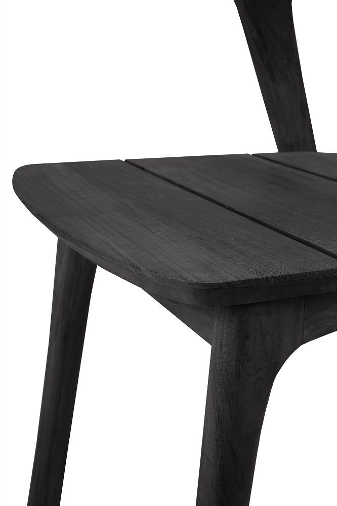 Detailaufnahme des Bok Outdoor Stuhls von Ethnicraft, Teakholz schwarz lackiert, für Garten und Terrasse.